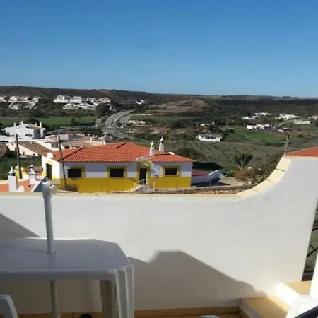 3 Bed Villa, Sleeps 6, Free Wifi, Quiet Location *