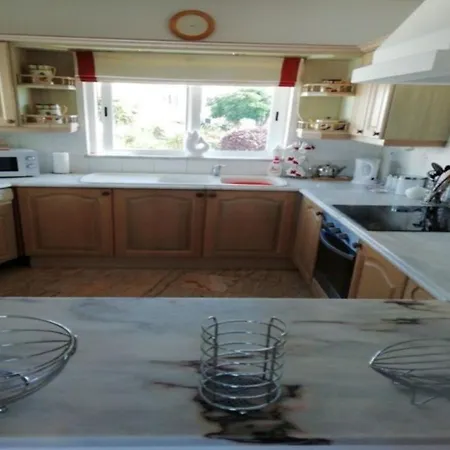 3 Bed Villa, Sleeps 6, Free Wifi, Quiet Location *