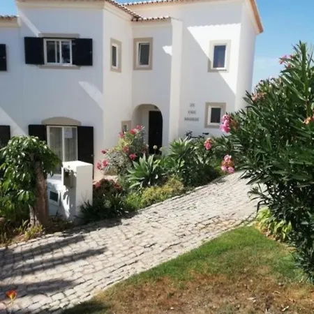 3 Bed Villa, Sleeps 6, Free Wifi, Quiet Location