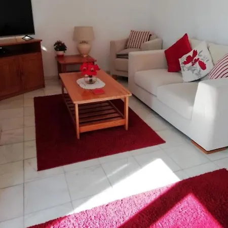 3 Bed Villa, Sleeps 6, Free Wifi, Quiet Location *