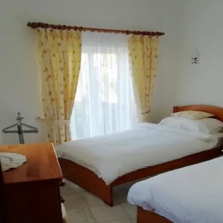 3 Bed Villa, Sleeps 6, Free Wifi, Quiet Location *