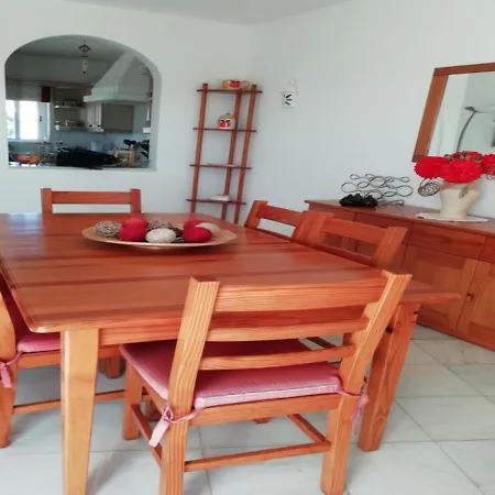 3 Bed Villa, Sleeps 6, Free Wifi, Quiet Location *