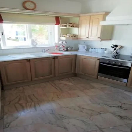 3 Bed Villa, Sleeps 6, Free Wifi, Quiet Location